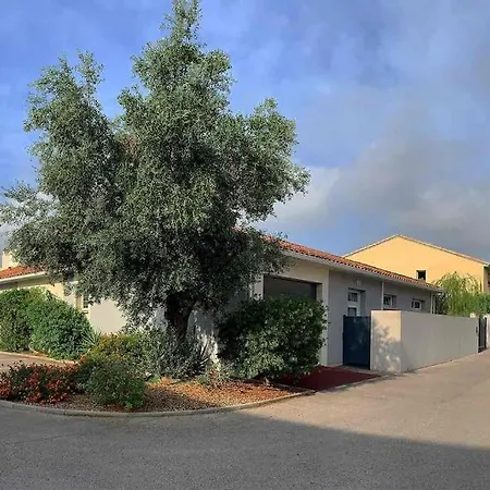 Apartment T2 Dans Plain-pied Avec Parking Prive *